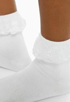 BERSHKA RUFFLED 03646486 - Socken - Offwhite 9 BERSHKA RUFFLED 03646486 - Socken - Offwhite -Bershka Verkaufsgeschäft a45f968f937a4a9bba70071f599932d1