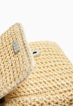 BERSHKA BLEND WITH STRAP - Umhängetasche - Sand -Bershka Verkaufsgeschäft a6714ac047e4465abb68f9237efb1fdf