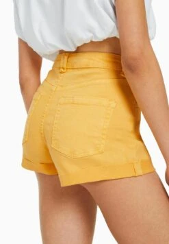 BERSHKA COMFORT WITH TURN-UP HEMS - Shorts - Yellow -Bershka Verkaufsgeschäft a69e83edd434454bba0c31499bc2113a