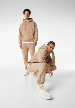 BERSHKA PLUSH - Jogginghose - Camel