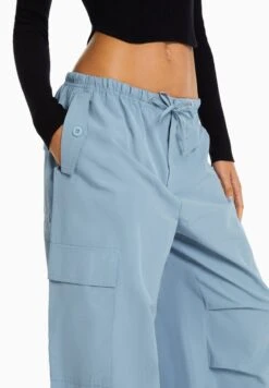 BERSHKA PARACHUTE - Cargohose - Blue Grey 11 BERSHKA PARACHUTE - Cargohose - Blue Grey -Bershka Verkaufsgeschäft a921b9d336894bcaabdb6726c84018c5