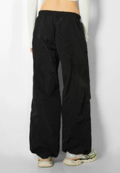 BERSHKA PARACHUTE - Stoffhose - Black 10 BERSHKA PARACHUTE - Stoffhose - Black -Bershka Verkaufsgeschäft ab98fb28735c4b0c911f70ae520555cd