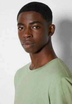 BERSHKA SHORT SLEEVE - T-Shirt Basic - Green -Bershka Verkaufsgeschäft aebebe5ef88a42068dfaecbe9fd85dcd