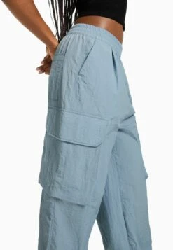 BERSHKA EFFECT WITH POCKETS - Cargohose - Blue 10 BERSHKA EFFECT WITH POCKETS - Cargohose - Blue -Bershka Verkaufsgeschäft af953255f31e4410a176a6d48242ee25