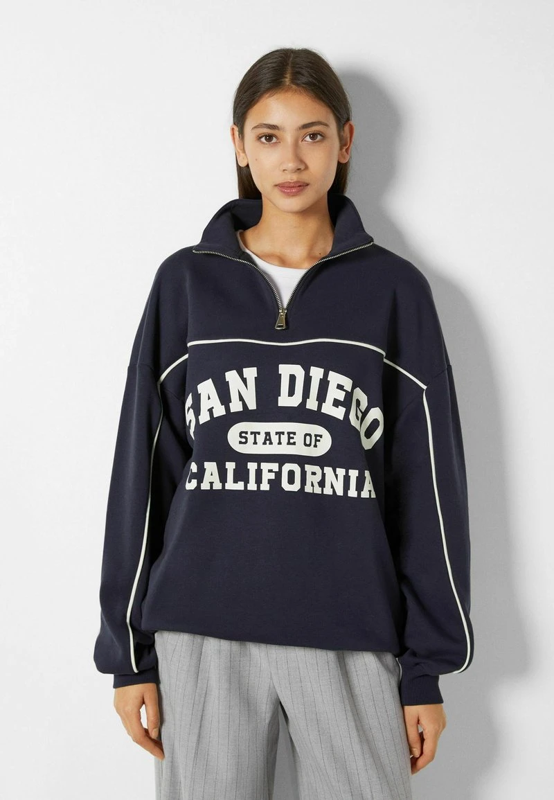 BERSHKA SAN DIEGO PRINT HALF ZIP - Sweatshirt - Blue 3 BERSHKA SAN DIEGO PRINT HALF ZIP - Sweatshirt - Blue