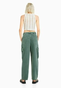 BERSHKA BALLOON FIT - Jeans Straight Leg - Khaki -Bershka Verkaufsgeschäft b45fb4c39c9a4e6eb00270db3efaeeee