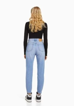 BERSHKA MOM - Jeans Relaxed Fit - Light Blue Denim -Bershka Verkaufsgeschäft b47b87a4084f4330a7ee2d82c4af9eea