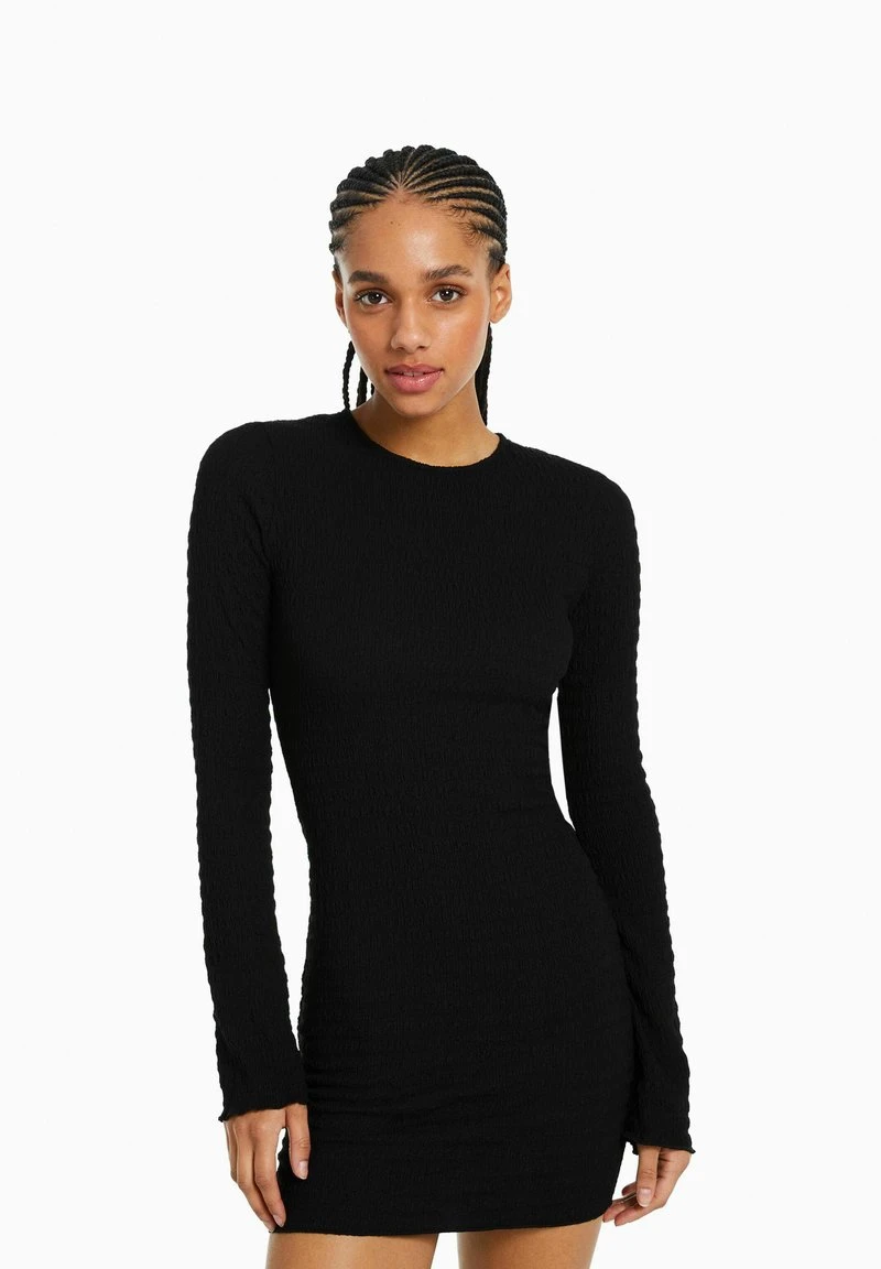 BERSHKA OPENING AT THE BACK AND BOW - LONG SLEEVE - Etuikleid - Black 3 BERSHKA OPENING AT THE BACK AND BOW - LONG SLEEVE - Etuikleid - Black