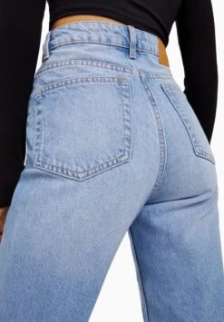 BERSHKA MOM - Jeans Relaxed Fit - Light Blue Denim -Bershka Verkaufsgeschäft b6f9918c07f74381a69f25bd62135db4