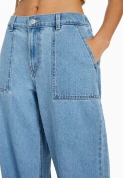 BERSHKA ELASTIC WAISTBAND AND POCKET - Flared Jeans - Light Blue Denim -Bershka Verkaufsgeschäft b7ee9d4e74e14977a04cee594955531f