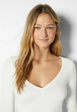BERSHKA GATHERED V-NECK - Langarmshirt - White 11 BERSHKA GATHERED V-NECK - Langarmshirt - White -Bershka Verkaufsgeschäft b90d4f95d50b40f5a83ee205b2cb2ffa