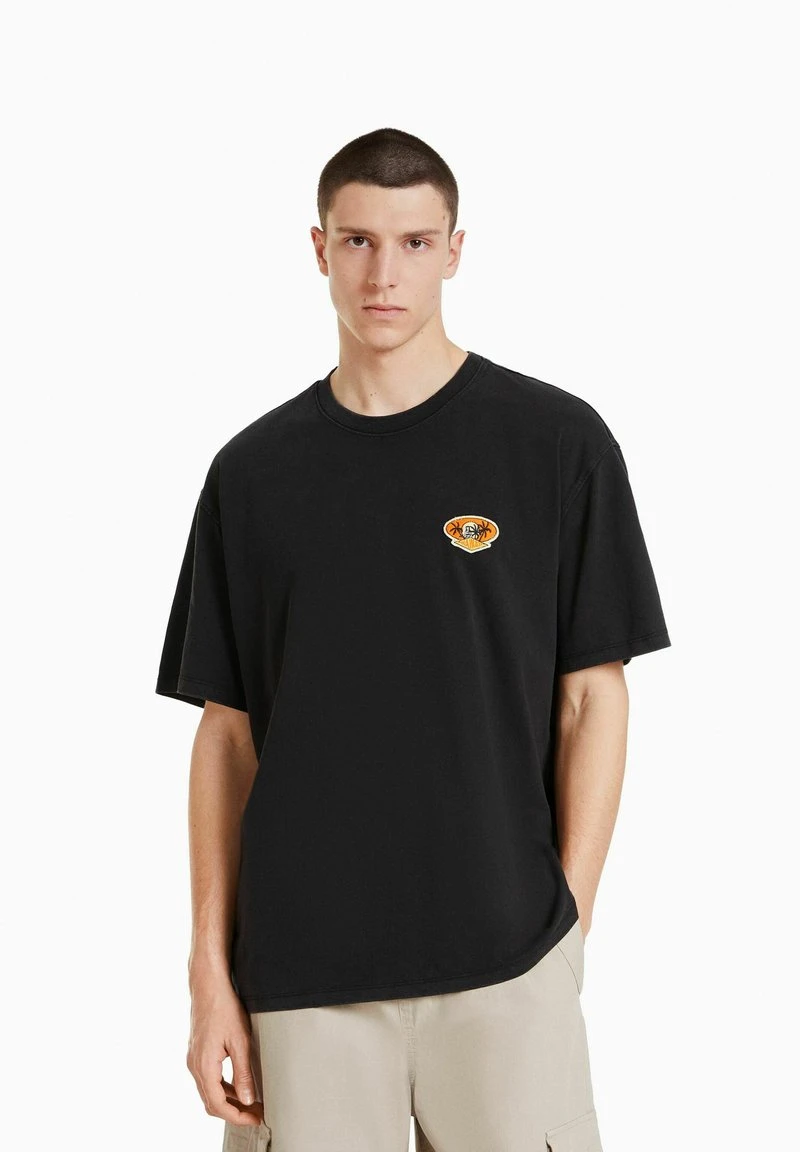 BERSHKA SHORT SLEEVE BOXY FADED PATCH - T-Shirt Print - Black 5 BERSHKA SHORT SLEEVE BOXY FADED PATCH - T-Shirt Print - Black – Bild 3