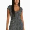 BERSHKA PRINTED SHORT SLEEVES WITH NECKLINE–MINI - Freizeitkleid - Black 2 BERSHKA PRINTED SHORT SLEEVES WITH NECKLINE–MINI - Freizeitkleid - Black -Bershka Verkaufsgeschäft baa64ce2f87245189920745b0bf552cc