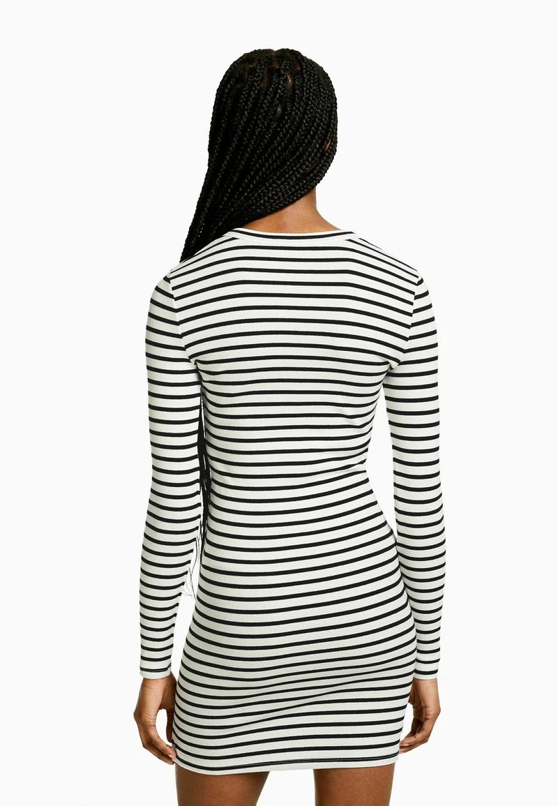BERSHKA LONG SLEEVE MINI - Etuikleid - White 5 BERSHKA LONG SLEEVE MINI - Etuikleid - White – Bild 3