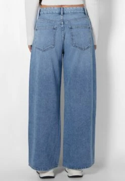 BERSHKA WIDE-LEG - Flared Jeans - Light Blue Denim 9 BERSHKA WIDE-LEG - Flared Jeans - Light Blue Denim -Bershka Verkaufsgeschäft bff75f5445d64de5a09a039b461c6dca