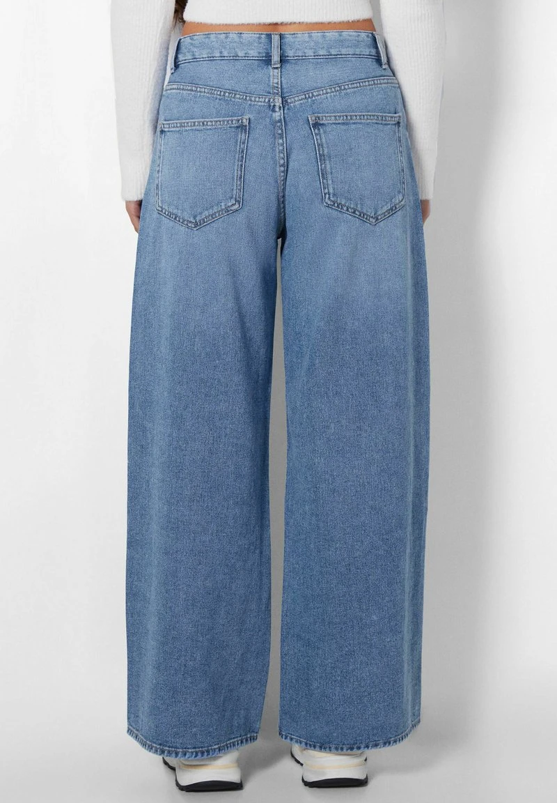 BERSHKA WIDE-LEG - Flared Jeans - Light Blue Denim 4 BERSHKA WIDE-LEG - Flared Jeans - Light Blue Denim – Bild 2