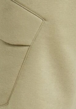 BERSHKA PLUSH CARGO BERMUDA - Shorts - Khaki 12 BERSHKA PLUSH CARGO BERMUDA - Shorts - Khaki -Bershka Verkaufsgeschäft bff7c61785ff42eea25e5bb67124970f