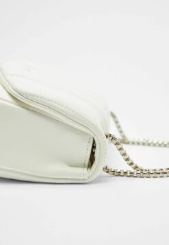 BERSHKA MIT VERTIKALEM STEPPMUSTER UND TRAGEKETTE - Umhängetasche - White -Bershka Verkaufsgeschäft c20f2e619e034a5eae7995aa3ce726c1