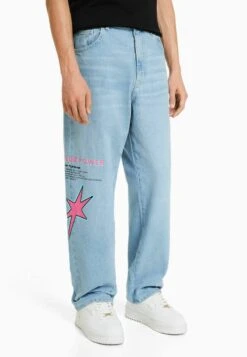 BERSHKA BAGGY PRINTED - Jeans Straight Leg - Light Blue