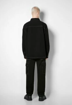 BERSHKA CONTRAST - Leichte Jacke - Black -Bershka Verkaufsgeschäft c2ee80a16ced4fa79becc91b1171e892