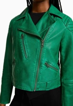 BERSHKA Kunstlederjacke - Evergreen 11 BERSHKA Kunstlederjacke - Evergreen -Bershka Verkaufsgeschäft c3010bfa09ba4655b54aecfd2ac72c4f