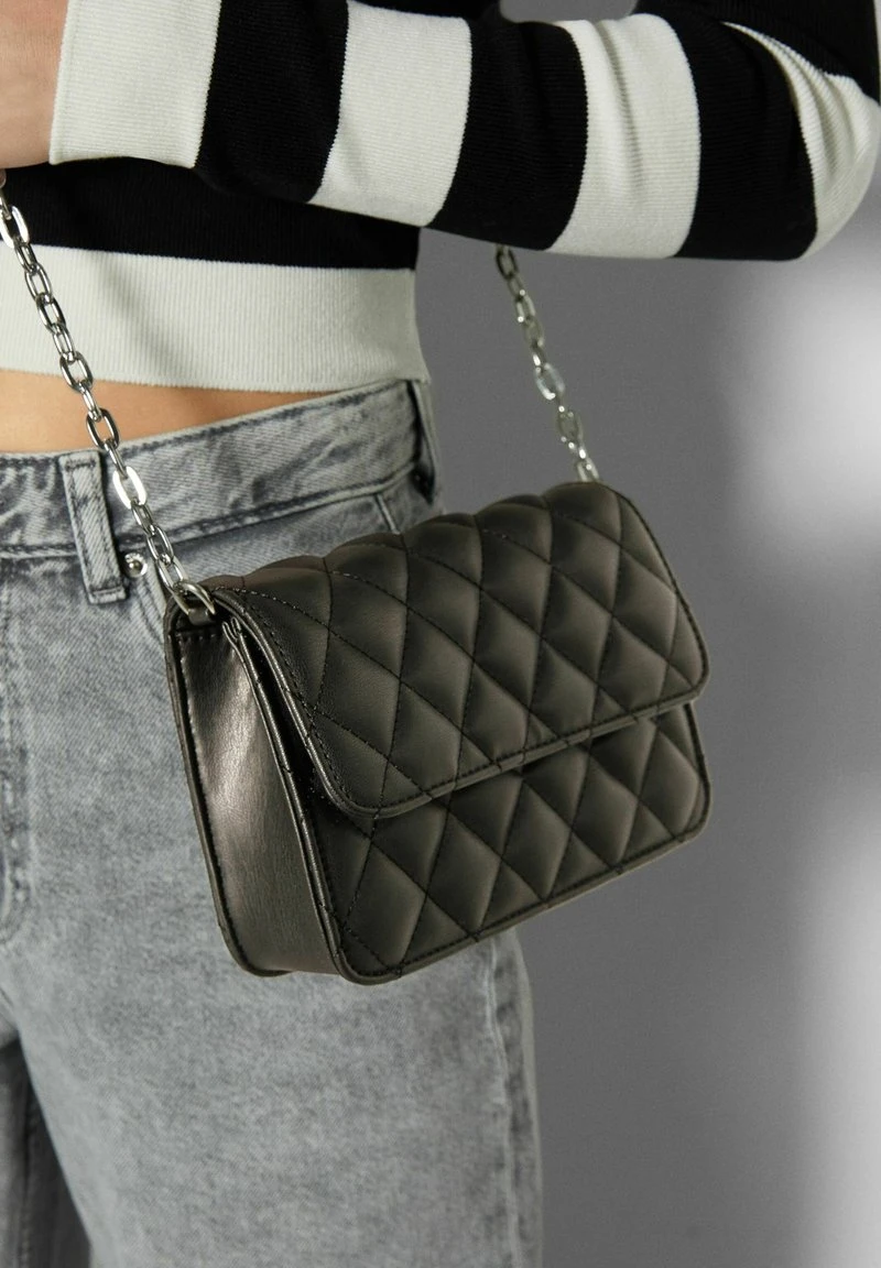 BERSHKA WITH CHAIN HANDLE - Umhängetasche - Black 4 BERSHKA WITH CHAIN HANDLE - Umhängetasche - Black – Bild 2