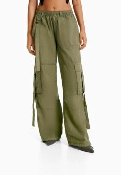 BERSHKA TWILL - Cargohose - Khaki -Bershka Verkaufsgeschäft c8b6404df3494d28b9ccc3dcdd622b86