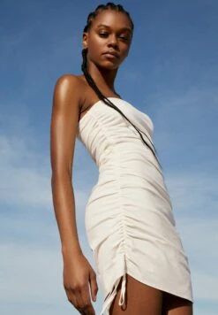 BERSHKA WITH GATHERED SIDE - Freizeitkleid - Offwhite -Bershka Verkaufsgeschäft cb6d66ba341849c1815948f20566c60a