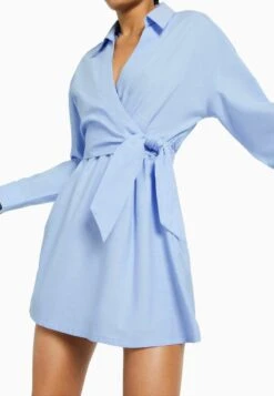BERSHKA CROSSOVER DETAIL- MINI LONG SLEEVE - Blusenkleid - Light Blue -Bershka Verkaufsgeschäft cba4fdd9d7a748f79317318ba8105b2c