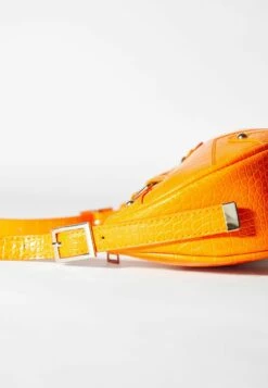 BERSHKA STUDDED - Umhängetasche - Orange -Bershka Verkaufsgeschäft cbd863e5c29546f4b85b34eb7e0066b5