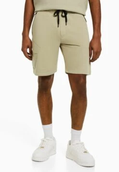 BERSHKA PLUSH CARGO BERMUDA - Shorts - Khaki 13 BERSHKA PLUSH CARGO BERMUDA - Shorts - Khaki -Bershka Verkaufsgeschäft cc0d670fb6404c7d8d4ac8b0adffcd20 1