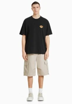 BERSHKA SHORT SLEEVE BOXY FADED PATCH - T-Shirt Print - Black 9 BERSHKA SHORT SLEEVE BOXY FADED PATCH - T-Shirt Print - Black -Bershka Verkaufsgeschäft cc82259fae124e66b26063c890c9d5f7