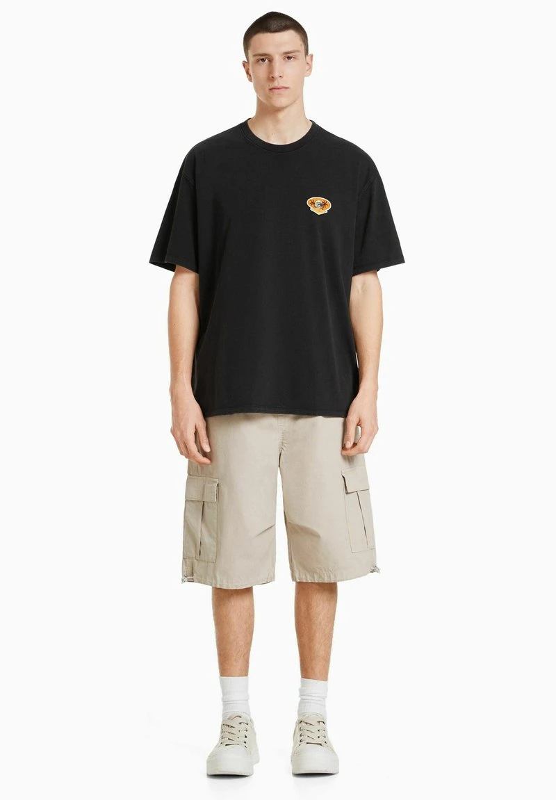 BERSHKA SHORT SLEEVE BOXY FADED PATCH - T-Shirt Print - Black 4 BERSHKA SHORT SLEEVE BOXY FADED PATCH - T-Shirt Print - Black – Bild 2