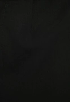 BERSHKA TAILORED BERMUDA - Shorts - Black 13 BERSHKA TAILORED BERMUDA - Shorts - Black -Bershka Verkaufsgeschäft cfa89ba12dc640179cbeab109004afb5