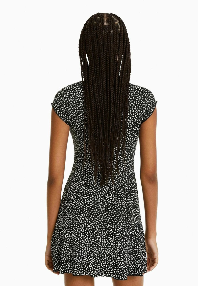 BERSHKA PRINTED SHORT SLEEVES WITH NECKLINE–MINI - Freizeitkleid - Black 4 BERSHKA PRINTED SHORT SLEEVES WITH NECKLINE–MINI - Freizeitkleid - Black – Bild 3