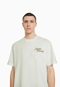 BERSHKA BOXY SHORT SLEEVE EMBROIDERY - T-Shirt Print - Off-white -Bershka Verkaufsgeschäft d000f479855f46c2a8ac32c8dc21294f