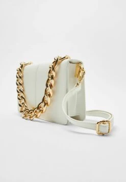 BERSHKA ACCORDION WITH CHAIN - Clutch - White 10 BERSHKA ACCORDION WITH CHAIN - Clutch - White -Bershka Verkaufsgeschäft d119ff85562e462eacceaac10cb85568
