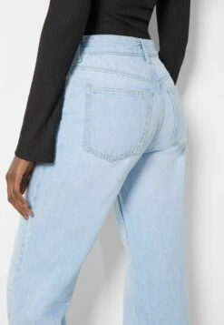 BERSHKA Jeans Straight Leg - Light Blue -Bershka Verkaufsgeschäft d2000138cb284baab4a65902d551df2b