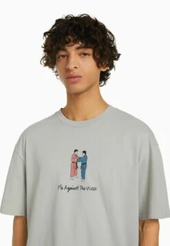 BERSHKA SHORT SLEEVE - T-Shirt Print - Stone -Bershka Verkaufsgeschäft d215bf692fc74e279235814ac8bf25de