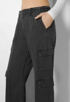 BERSHKA MULTIPOCKET CARGO JEANS - Flared Jeans - Mottled Dark Grey 10 BERSHKA MULTIPOCKET CARGO JEANS - Flared Jeans - Mottled Dark Grey -Bershka Verkaufsgeschäft d23e3b146e9d43e984dde7de691078f9