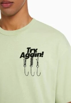 BERSHKA BOXY - T-Shirt Print - Green 11 BERSHKA BOXY - T-Shirt Print - Green -Bershka Verkaufsgeschäft d4230a7b71cb44d39200f4b80ab2663f