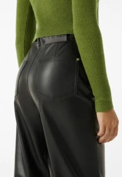 BERSHKA STRAIGHT FIT - Stoffhose - Black 11 BERSHKA STRAIGHT FIT - Stoffhose - Black -Bershka Verkaufsgeschäft d55087239bf04a82bfbc25e1e57aaa64