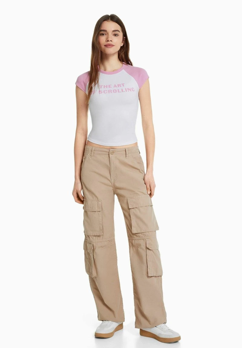 BERSHKA SHORT RAGLAN SLEEVES - PRINTED - T-Shirt Print - Pink 4 BERSHKA SHORT RAGLAN SLEEVES - PRINTED - T-Shirt Print - Pink – Bild 2