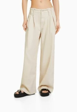 BERSHKA WIDE PLEATED - Flared Jeans - Beige