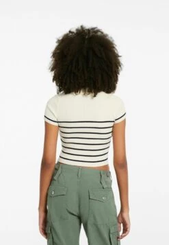 BERSHKA SHORT SLEEVE - Strickjacke - Beige 10 BERSHKA SHORT SLEEVE - Strickjacke - Beige -Bershka Verkaufsgeschäft d689fbae28084c1a8ba2f0c010858c0c