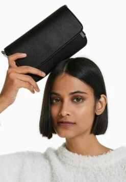 BERSHKA RIGID - Umhängetasche - Black