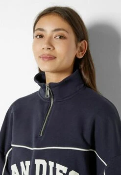 BERSHKA SAN DIEGO PRINT HALF ZIP - Sweatshirt - Blue 11 BERSHKA SAN DIEGO PRINT HALF ZIP - Sweatshirt - Blue -Bershka Verkaufsgeschäft d79f897ec2124fc8a3c7beb735029992