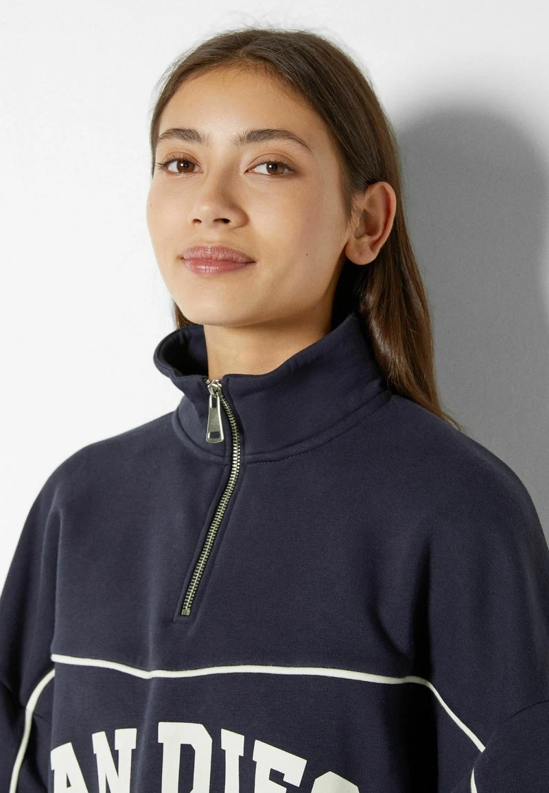 BERSHKA SAN DIEGO PRINT HALF ZIP - Sweatshirt - Blue 6 BERSHKA SAN DIEGO PRINT HALF ZIP - Sweatshirt - Blue – Bild 4