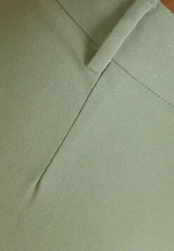 BERSHKA TAILORED BUTTONED - Weste - Khaki 13 BERSHKA TAILORED BUTTONED - Weste - Khaki -Bershka Verkaufsgeschäft d7b9ee88d70e403887652d0f66a79864