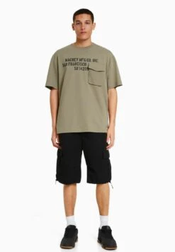 BERSHKA SHORT SLEEVE BOXY FIT WITH PRINT - T-Shirt Print - Khaki -Bershka Verkaufsgeschäft d7be9bc6fb8147a380eff8415a45b0d6